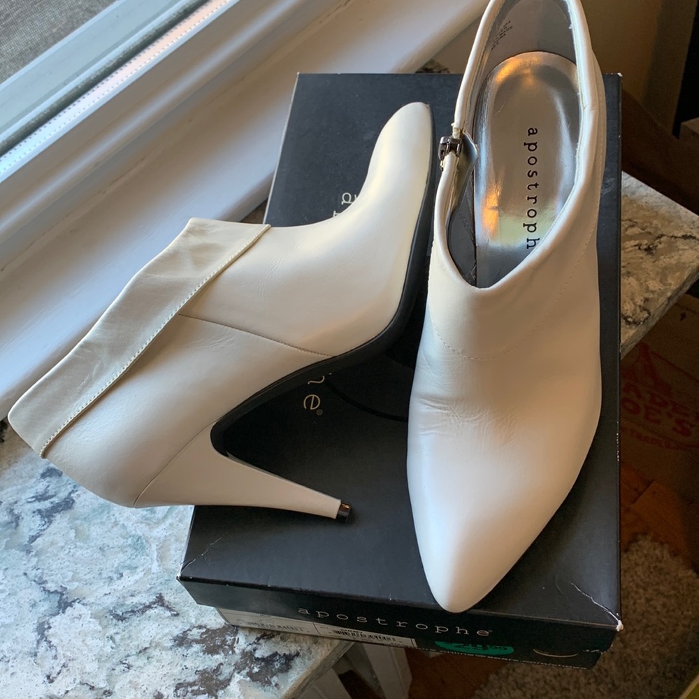 New in Box Apostrophe Winter White / Bone Booties Size 8 M